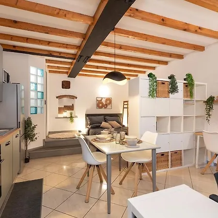 Renovated Airport & Downtown Apartment