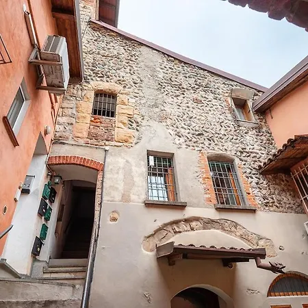 Renovated Airport & Downtown Apartment Bergamo
