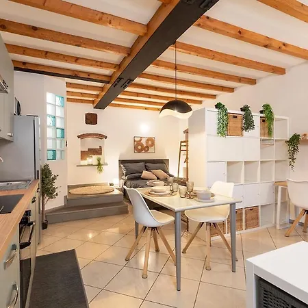 Renovated Airport & Downtown Apartment