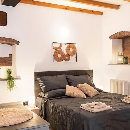 Renovated Airport & Downtown Apartment