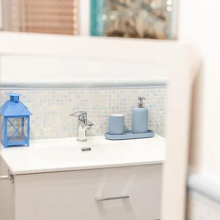 Renovated Airport & Downtown Apartment